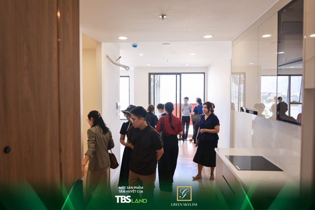 Khách hàng tham quan thực tế căn 2PN Green Skyline