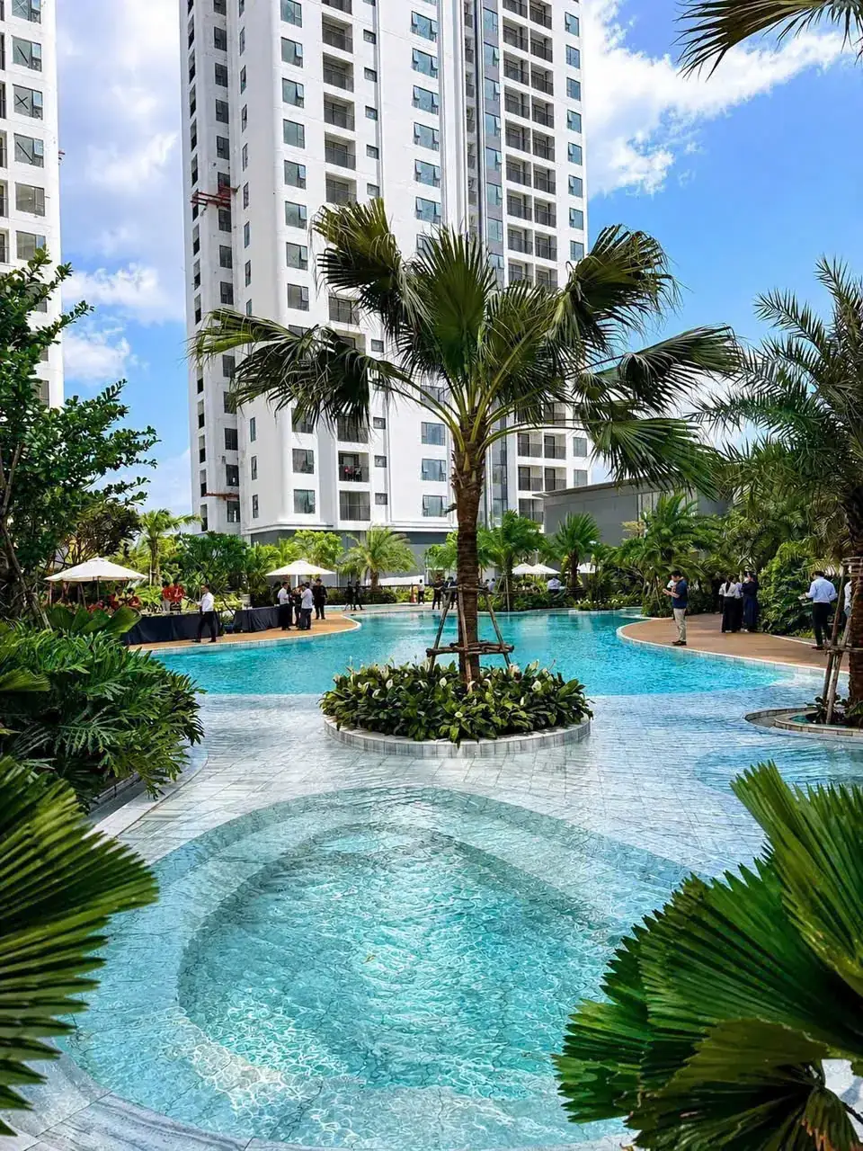 Hồ bơi và cảnh quan xanh trong khu căn hộ riêng tư của dự án Green Skyline Dĩ An
