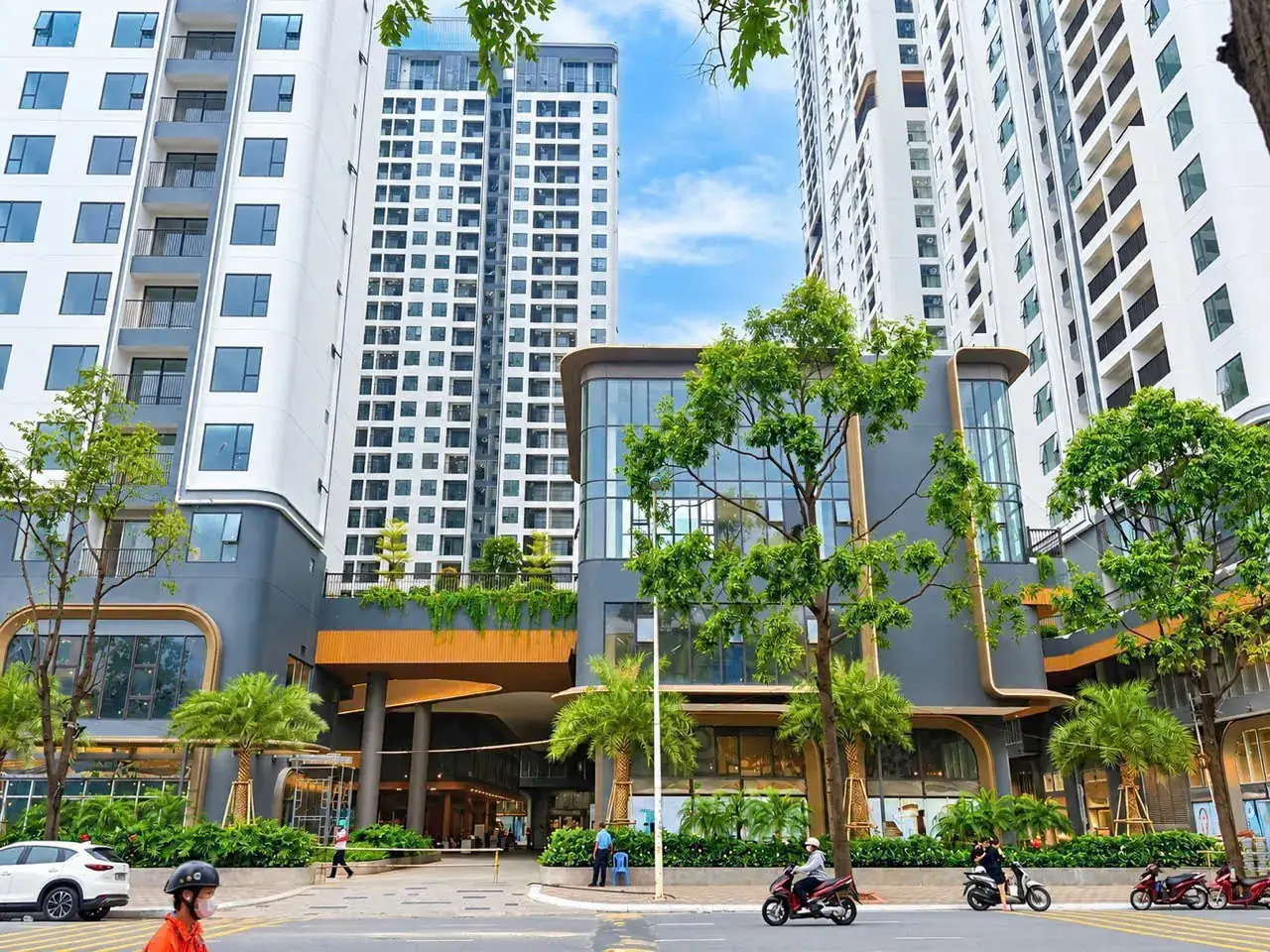 Khối đế thương mại và sảnh đón của dự án Green Skyline Dĩ An nhìn từ mặt đường