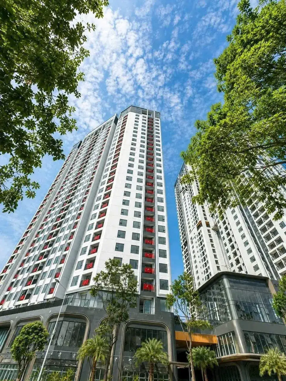 Tòa tháp căn hộ Green Skyline Dĩ An nhìn từ dưới lên, công trình đã hoàn thiện