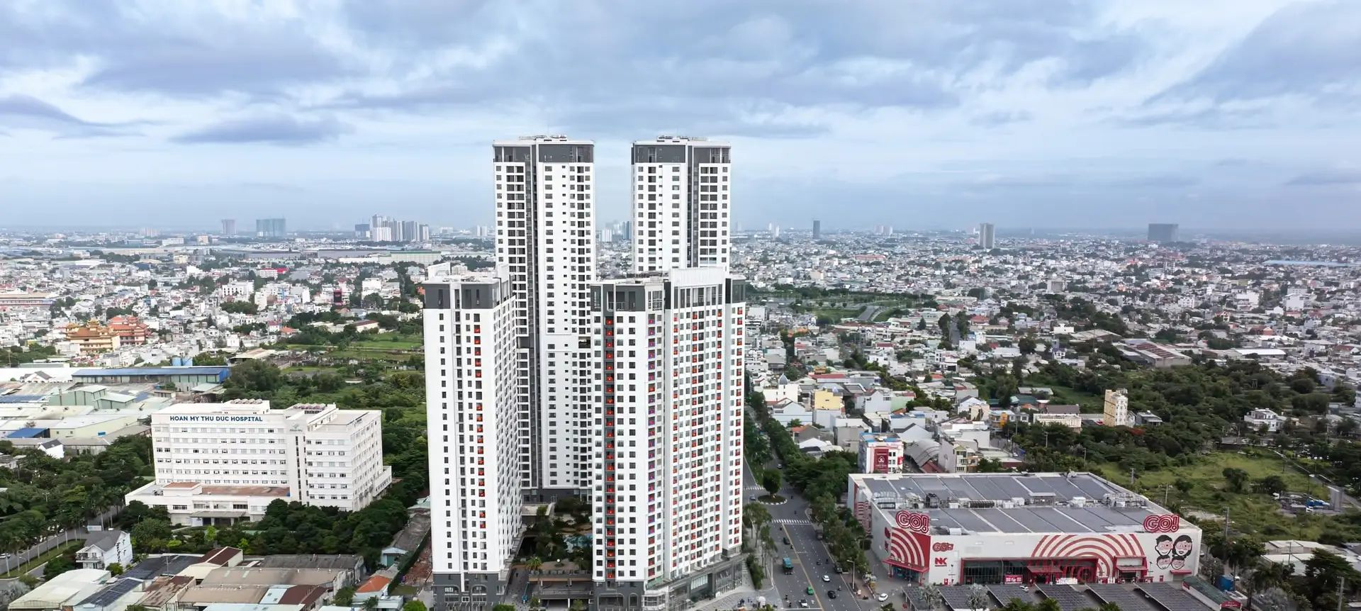 Toàn cảnh dự án Green Skyline Dĩ An với Bệnh viện Quốc tế Hoàn Mỹ Thủ Đức liền kề và đại siêu thị GO! Dĩ An đối diện